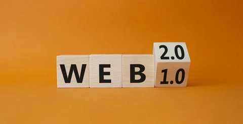 WEB 2 or 1 symbol. Turned wooden cubes with words WEB 1.0 or WEB 2.0. Beaut.. Stockfoto's