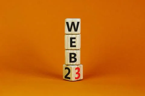 WEB 2 or 3 symbol. Turned a wooden cube and changed words WEB 2 to WEB 3. Bea 库存照片