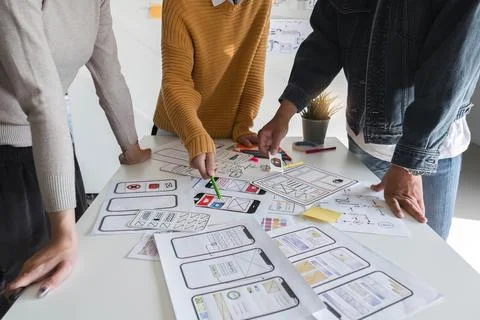 Web creative team Graphic designer brainstorming plans drawing app website ux ui Foto stock