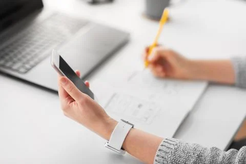 Web designer working on smartphone user interface Foto stock