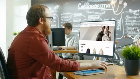 Web Designer Works on a Website for Online Retail Clothing Shop.  Vidéo 82861486