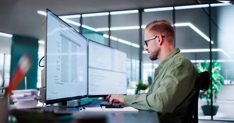 Web Developer Coding On Computer To Develop Code Foto stock