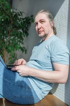 Web Developer Coding On Computer To Develop Code Foto stock