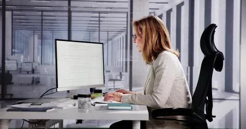 Web Developer Coding on Computer Stockfoto's