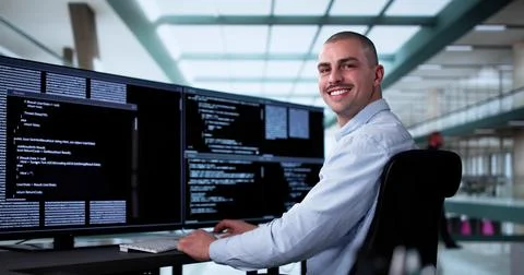 Web Developer Coding On Computer 库存照片