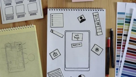 The web developer makes the layout of the website on his notebook. Vídeo Stock 83202856