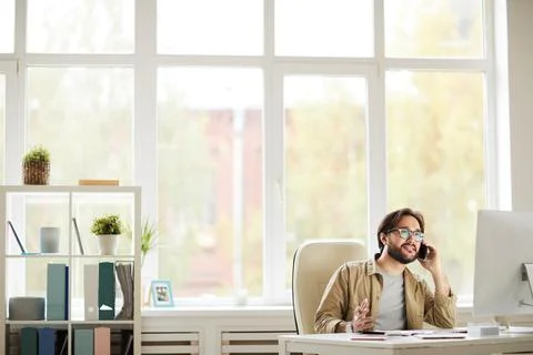 Web developer speaking on phone Foto stock