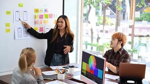 Web developer team brainstorming and working on mobile application software Foto stock