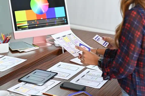 Web developer team planning application and developing template layout Stockfoto's