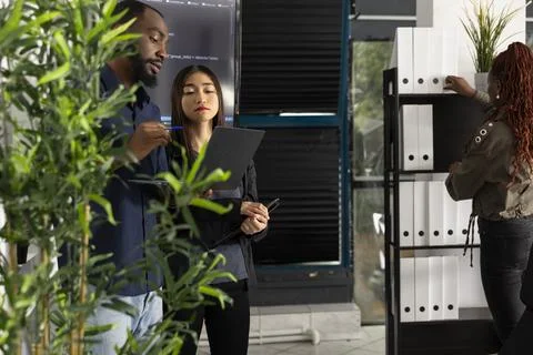 Web Developers Working Together on Coding Solutions Foto stock