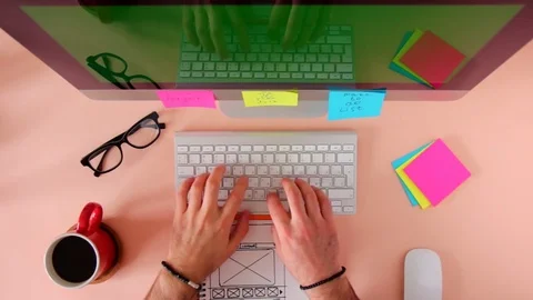 The web master is making the site layout drawn on the sketch. Stockbeeldmateriaal 72429348