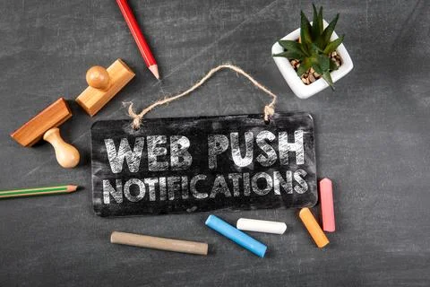 Web Push Notifications Message Written on Chalkboard Sign in Digital Market.. Foto stock