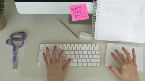 Webdesigner building website-close up on hands typing Vídeos de archivo 61825838