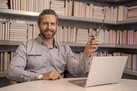 Webinar tutorial online. man study online. education for millenial man. webinar Fotos de archivo