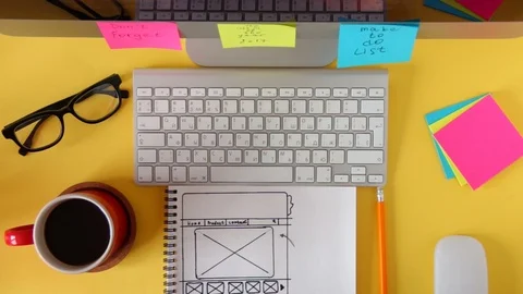 Webmaster draws the future layout of the web pages in the sketch book. Stockbeeldmateriaal 72428499