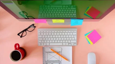 Webmaster draws the future layout of the web pages in the sketch book. Vídeo Stock 72428628