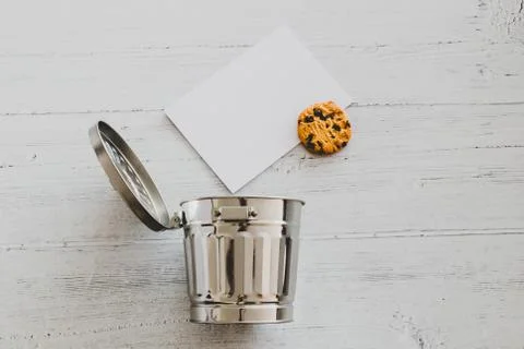 Website cookie going into a trash can Stockfoto's