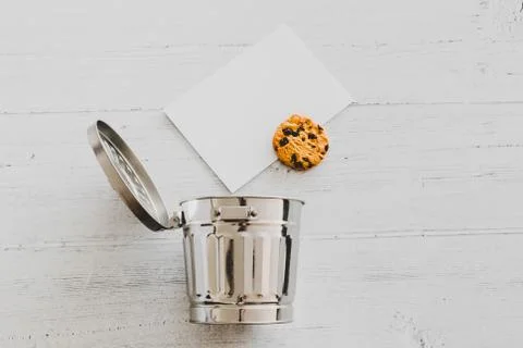 Website cookie going into a trash can Stockfoto's