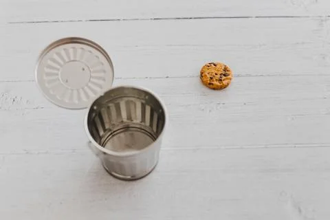 Website cookie next to a trash can Stockfoto's