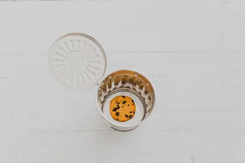 Website cookie into a trash can Stockfoto's
