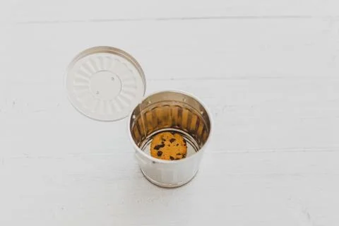 Website cookie into a trash can Stockfoto's