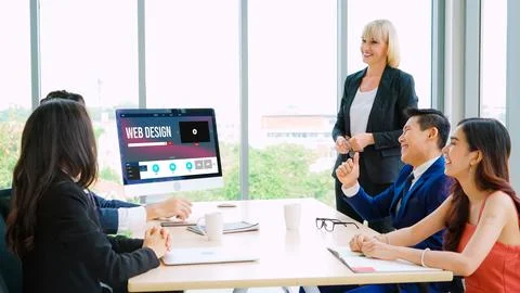 Website design software provide modish template for online retail business Foto stock