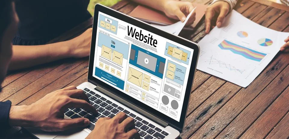 Website design software provide snugly template for online retail business Stock-Fotos