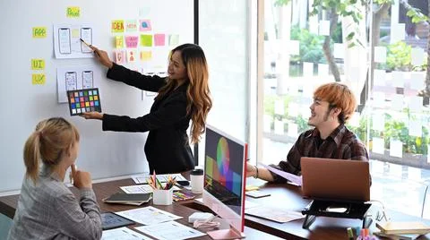 Website developer team brainstorming and planning wireframe layout design 库存照片