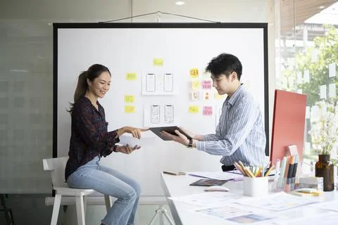 Website developer team brainstorming and discussing for mobile application Stockfoto's