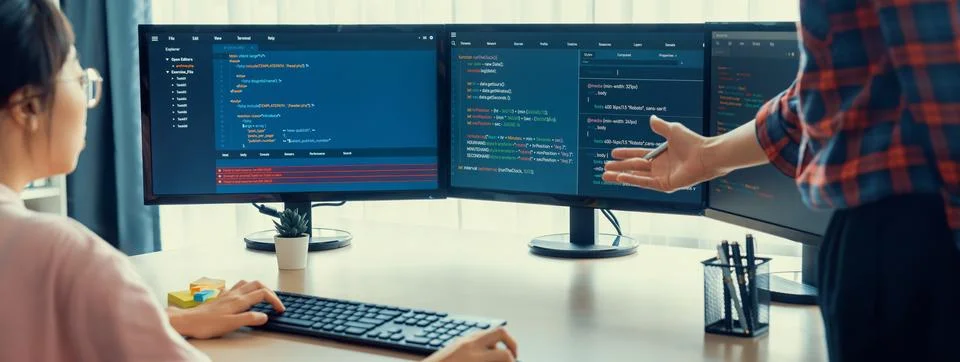 Website developer team brainstorming and sharing idea at office. Burgeoning. Foto stock