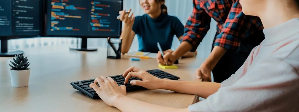 Website developer team brainstorming and sharing idea at office. Burgeoning. Foto stock