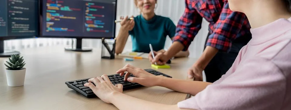 Website developer team brainstorming and sharing idea at office. Burgeoning. Foto stock