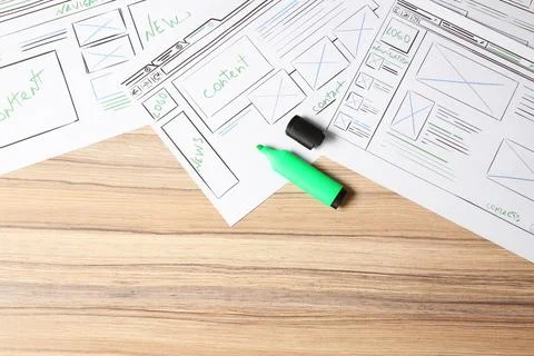 Website development. Sketches of wireframes, and highlighter on wooden tabl.. 스톡 사진