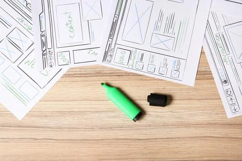 Website development. Sketches of wireframes, and highlighter on wooden tabl.. 스톡 사진