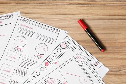 Website development. Sketches of wireframes and felt pen on wooden table, f.. Foto stock