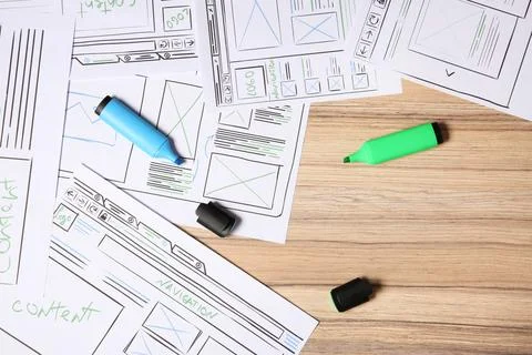 Website development. Sketches of wireframes and highlighters on wooden tabl.. 스톡 사진