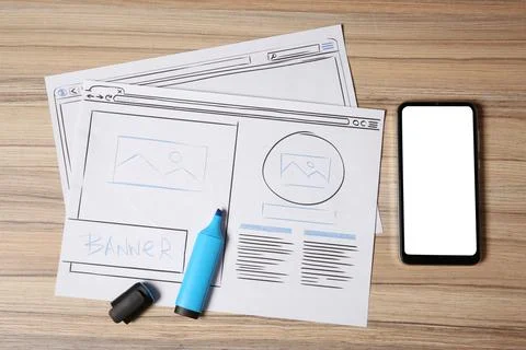 Website development. Sketches of wireframes, highlighter and smartphone on .. Foto stock