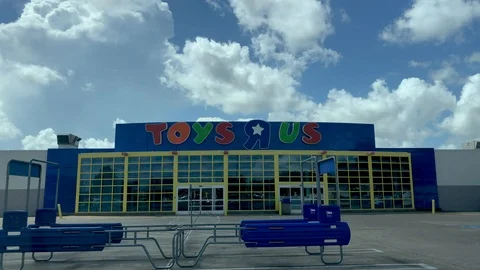 WEBSTER, TX - AUGUST 10th 2018 Abandoned Toys R Us location Stock Footage 93568625