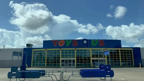 WEBSTER, TX - AUGUST 10th 2018 Abandoned Toys R Us location 스톡 동영상 93568722