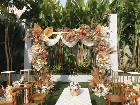Wedding altar and row of brown and white chairs shot at low angle prepared .. Foto stock