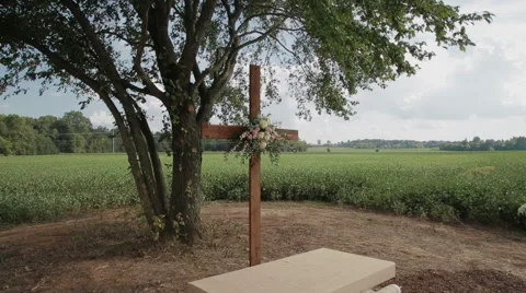 Wedding Altar Cross Under Tree Vidéo 47772833