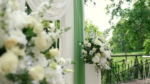 Wedding arch of white rose flowers on the river bank before the wedding ceremony 库存影片 336800450