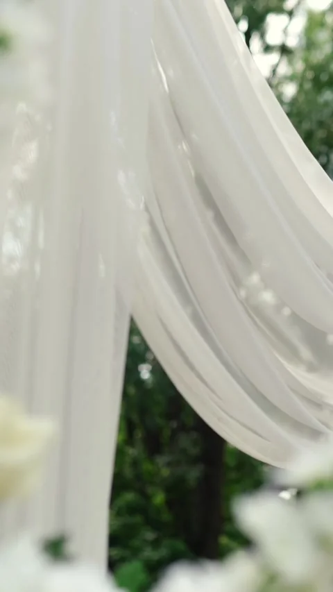 Wedding arch of white rose flowers on the river bank before the wedding ceremony Vidéo 337108893