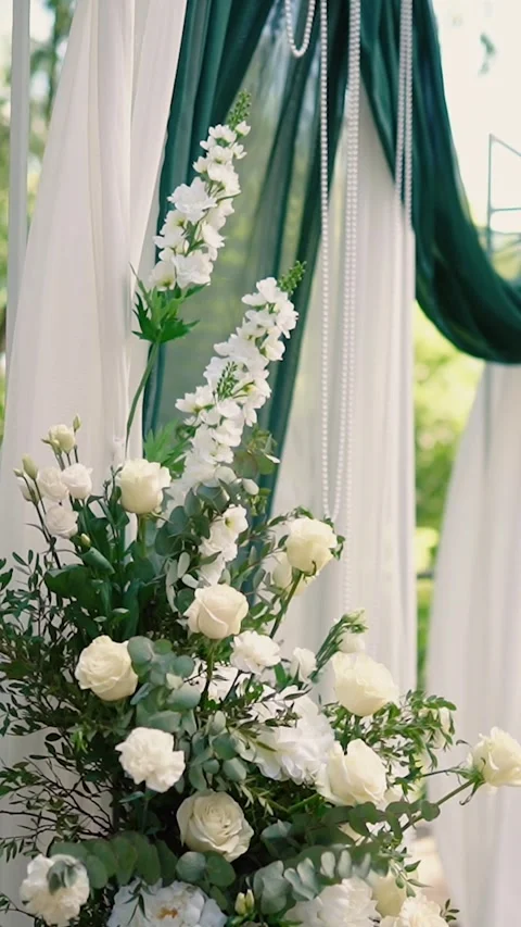 Wedding arch of white rose flowers on the river bank before the wedding ceremony Vidéo 337109338