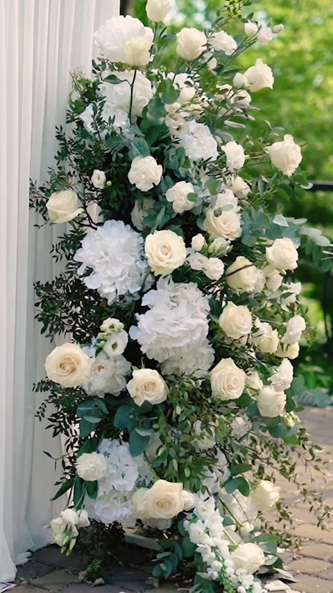 Wedding arch of white rose flowers on the river bank before the wedding ceremony 库存影片 337109356