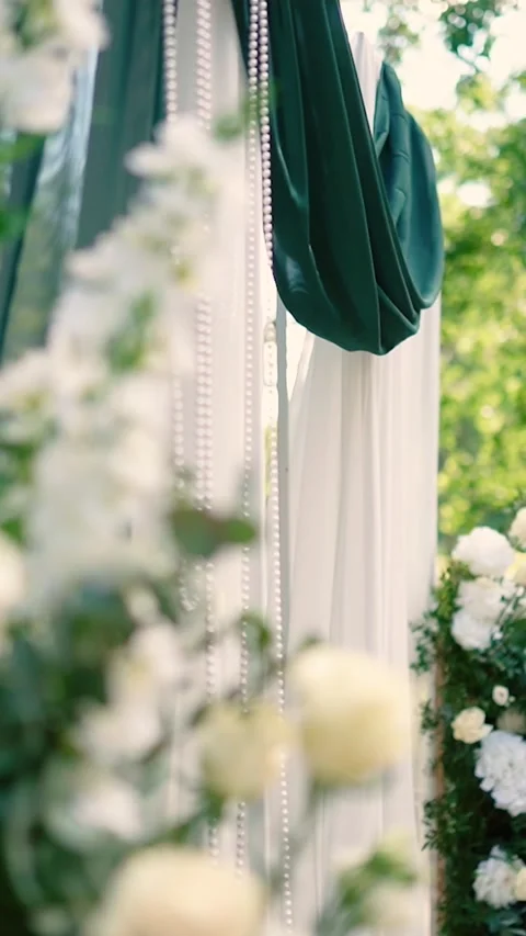 Wedding arch of white rose flowers on the river bank before the wedding ceremony 库存影片 337109374
