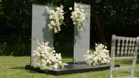 Wedding arch of white rose flowers on the river bank before the wedding ceremony 库存影片 337892932