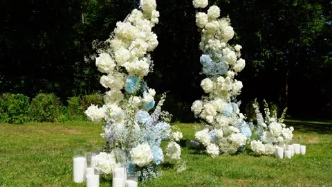 Wedding arch of white rose flowers on the river bank before the wedding ceremony 库存影片 338051121