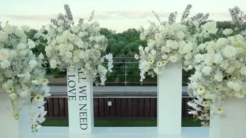 Wedding arch of white rose flowers on the river bank before the wedding ceremony Vidéo 343538630