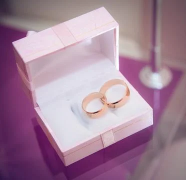Wedding bands in the box 스톡 사진